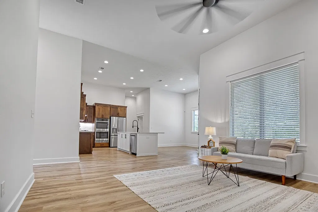 3 bed, 2.0 bath, 1883 sqft, $3,150 — Photo 4