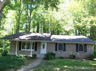1222 Pinebrook Cir, Hendersonville, NC 28739