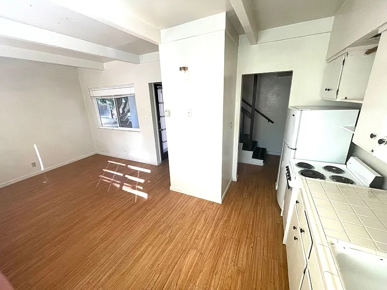 515 E 8th St — Photo 13