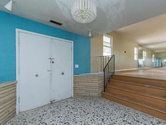 4th image of 225 S Napoleon Ave