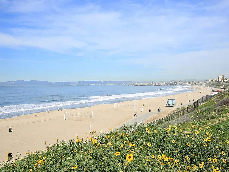 Sea Breeze Beach Apartments — Photo 4