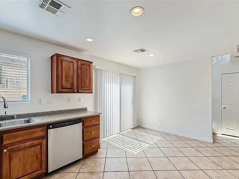 5849 Old English Ct — Photo 12