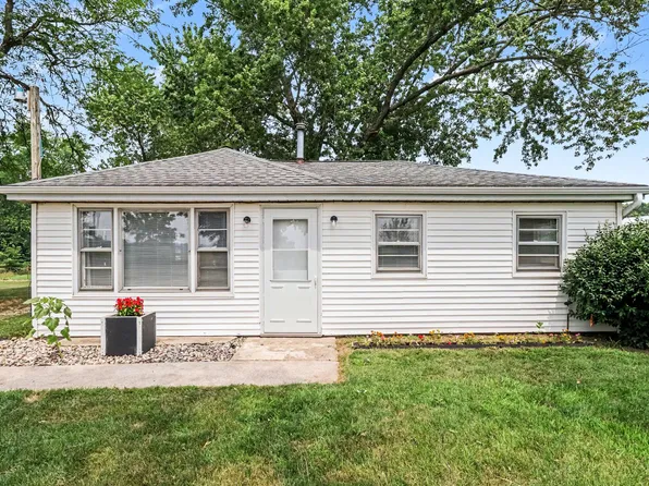 16812 Moorepark Rd, Three Rivers, MI 49093