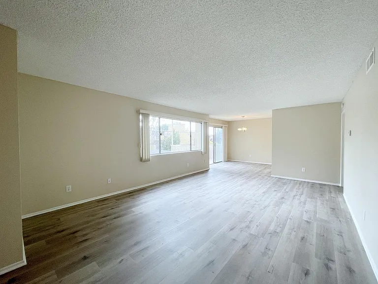 350 S Oakland Ave — Photo 3