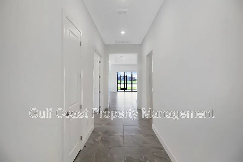3 bed, 2.5 bath, 2080 sqft, $3,300 — Photo 3