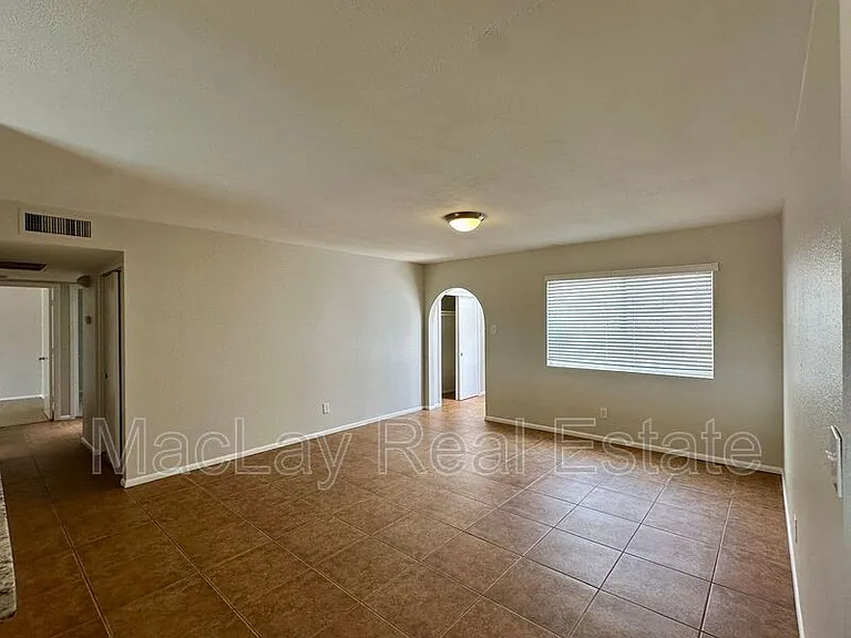 1441 E Diamond Dr — Photo 2
