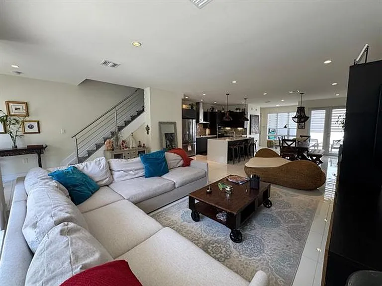6361 NW 103rd Psge #Townhouse 6361 — Photo 3