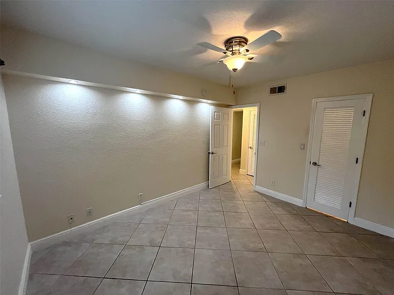 1460 NE 18th St #104 — Photo 51