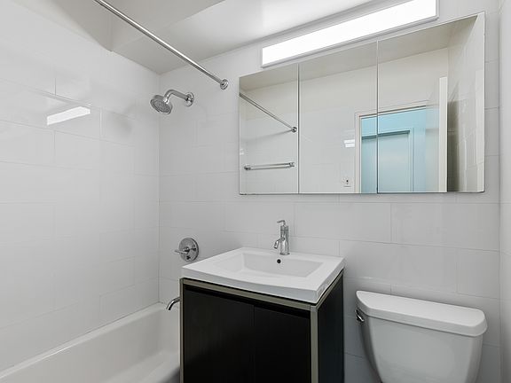 5th image of 300 E 46th St APT 12F