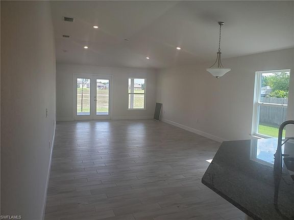 3rd image of 1001 NE 36th Ter