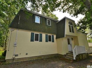 28 Lakeview Trl, Ridge, NY 11961