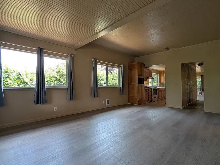 439 S 4th St — Photo 5