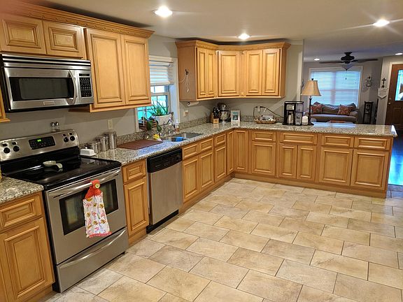 5th image of 556 Oak Dr E