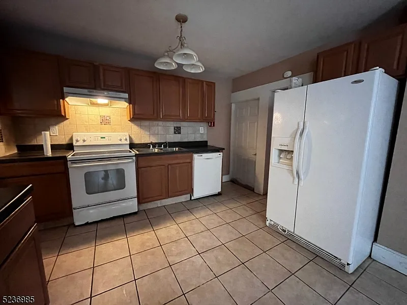 3 bed, 1.0 bath, $2,100 — Photo 3
