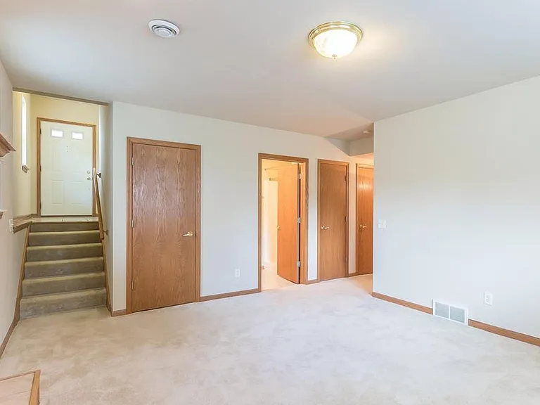 1087 N Pine St — Photo 3