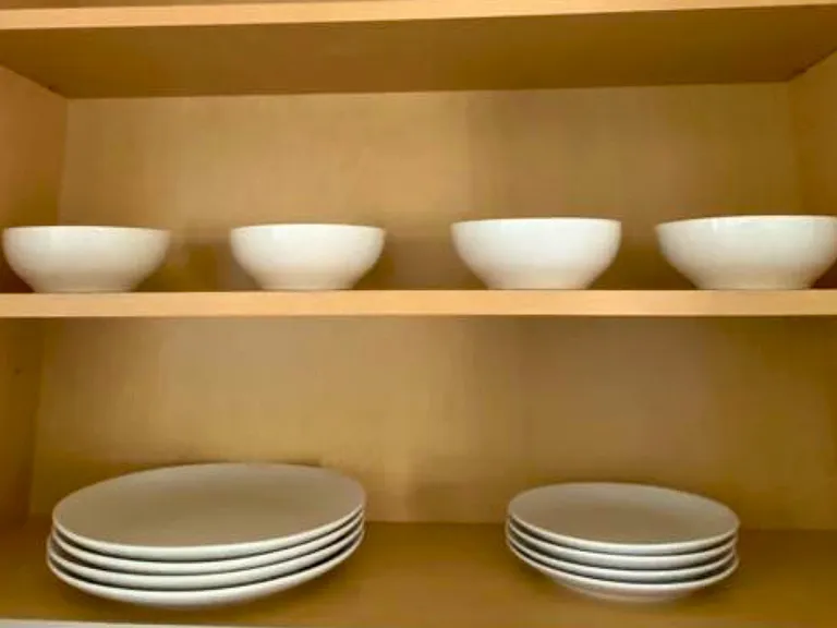 Deep & flat plates provided for a convenient and comfortable stay.