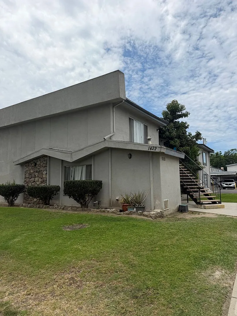 Raitt Manor II — Photo 1