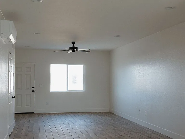 46 E 9th St S #1 — Photo 9