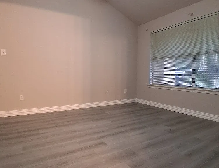 2502 Livingston Ln — Photo 6