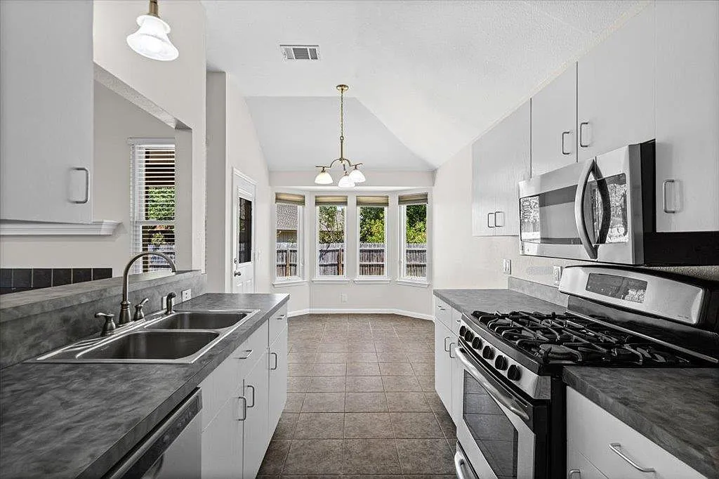 3 bed, 2.0 bath, 1024 sqft, $1,725 — Photo 3