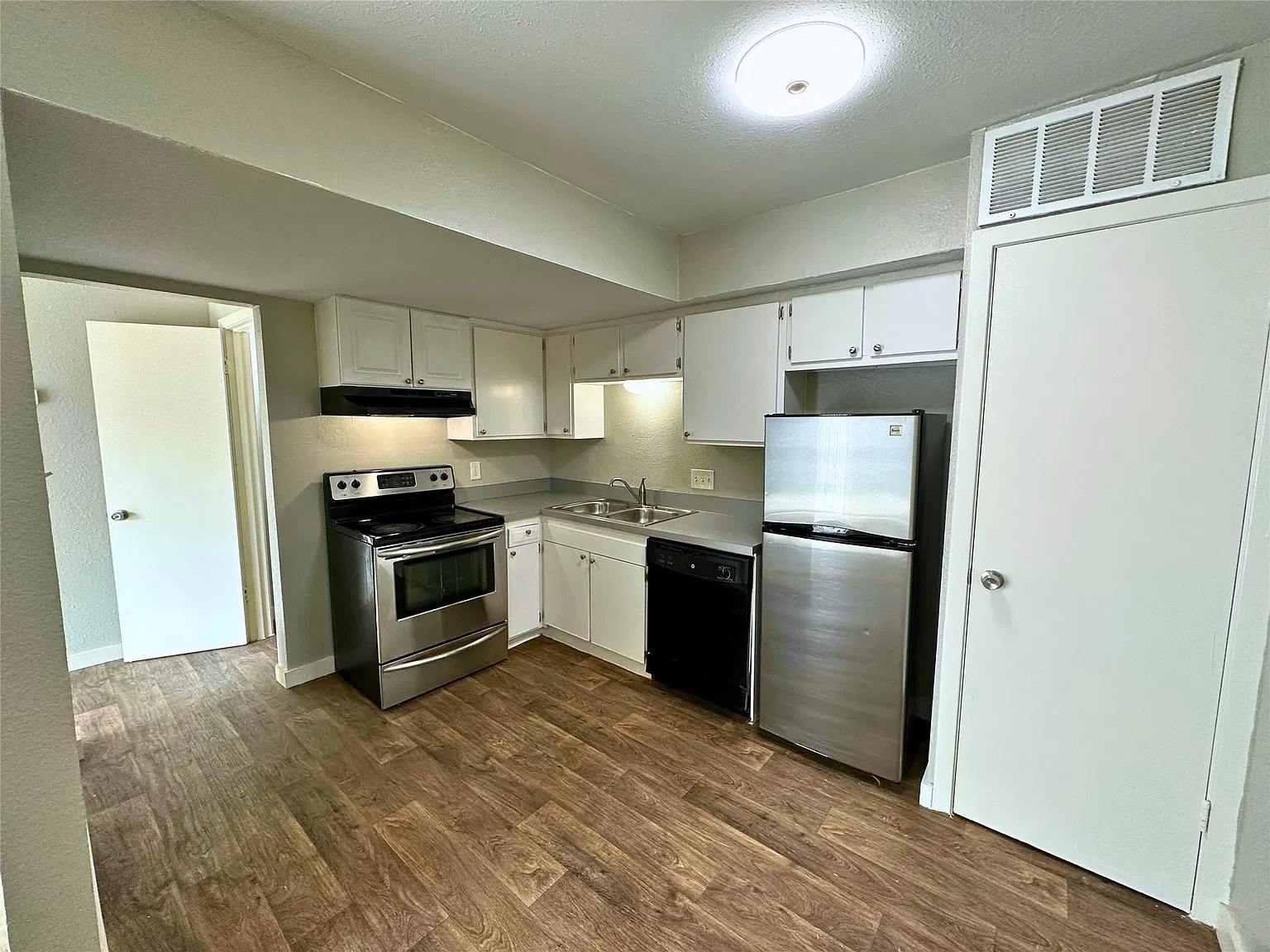 2 bed, 1.5 bath, 900 sqft, $1,295 — Photo 2