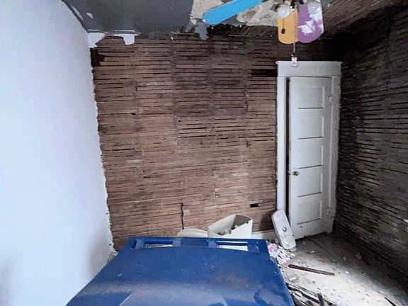 5th image of 606 Anderson St