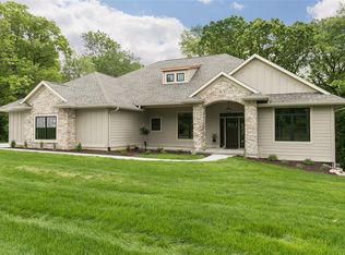 3045 Dell Ridge Ln, Hiawatha, IA 52233