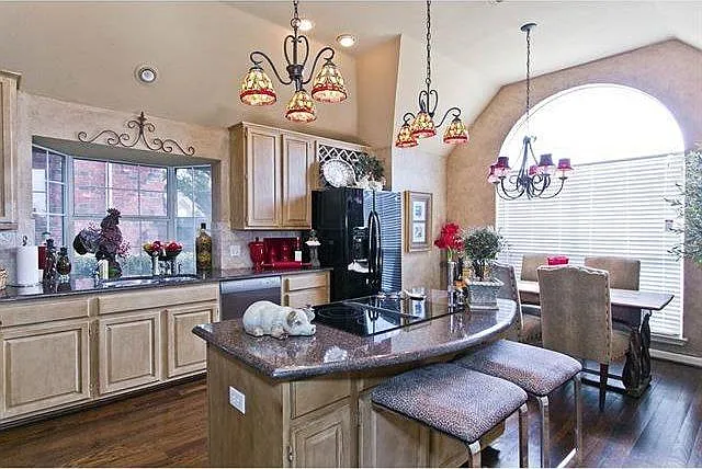 3 bed, 1927 sqft, $2,495 — Photo 3