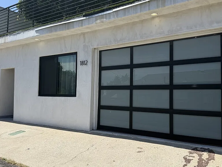1812 1/2 Navy St — Photo 3
