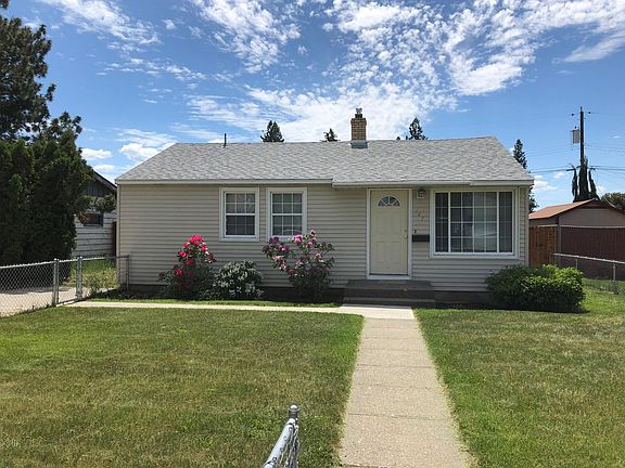 Front of home. front yard is fenced and there is a driveway 