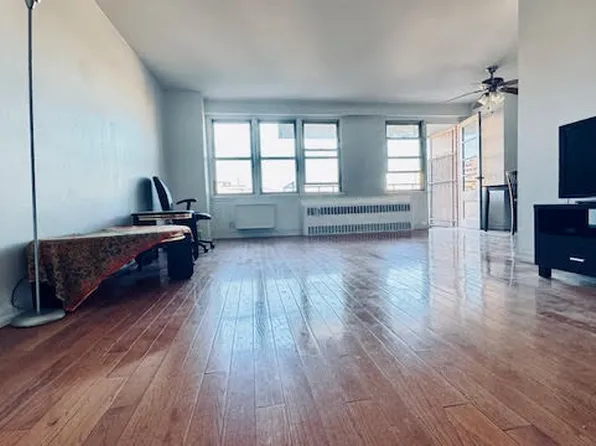 43-10 Kissena Boulevard image 6 of 12