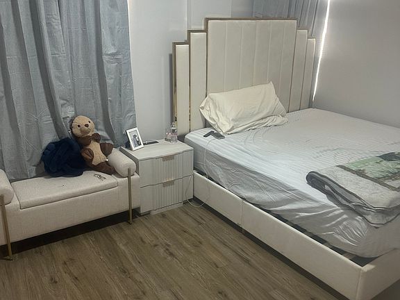 5th image of 411 Laurel Hill Ave #2L