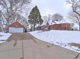 1103 N 9th St, Estherville, IA 51334