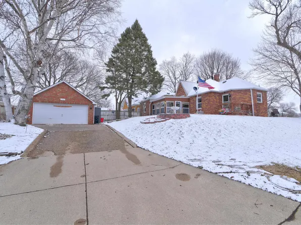 1103 N 9th St, Estherville, IA 51334