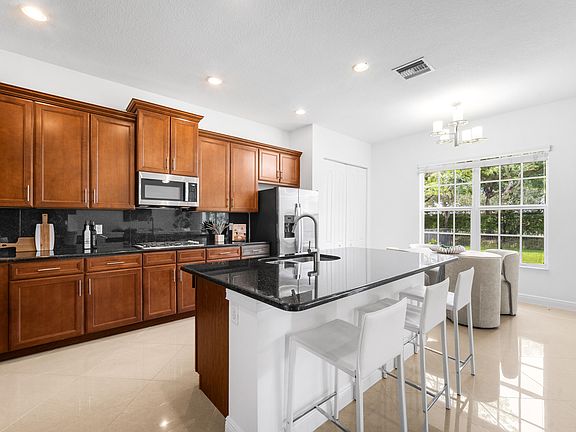 3rd image of 10111 EDGEWATER Court