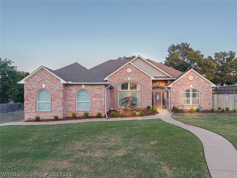 1st image of 810 Woodland Way