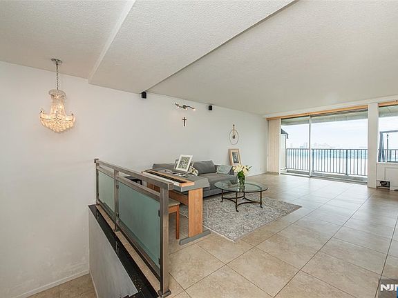 3rd image of 3 Horizon Rd #1007