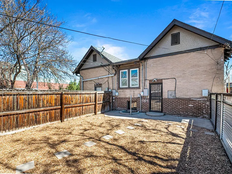 1465 Perry St — Photo 35