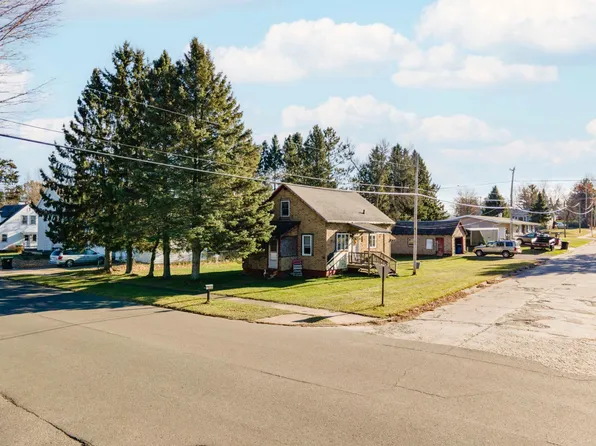 302 Blossom St, Iron River, MI 49935