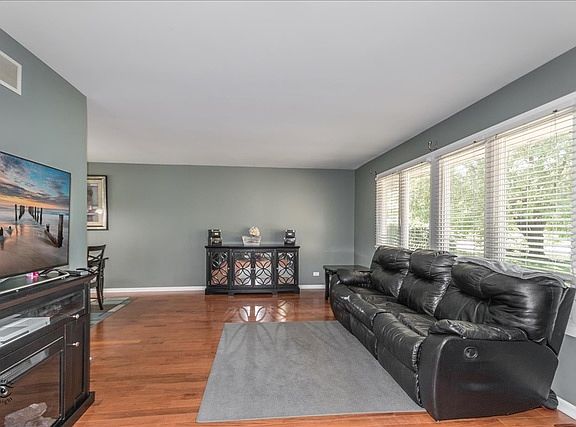 4th image of 6S105 Lakewood Dr