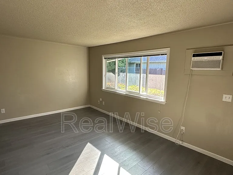 719 SW Bridge St — Photo 18