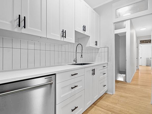 5th image of 454 McLeod St #1
