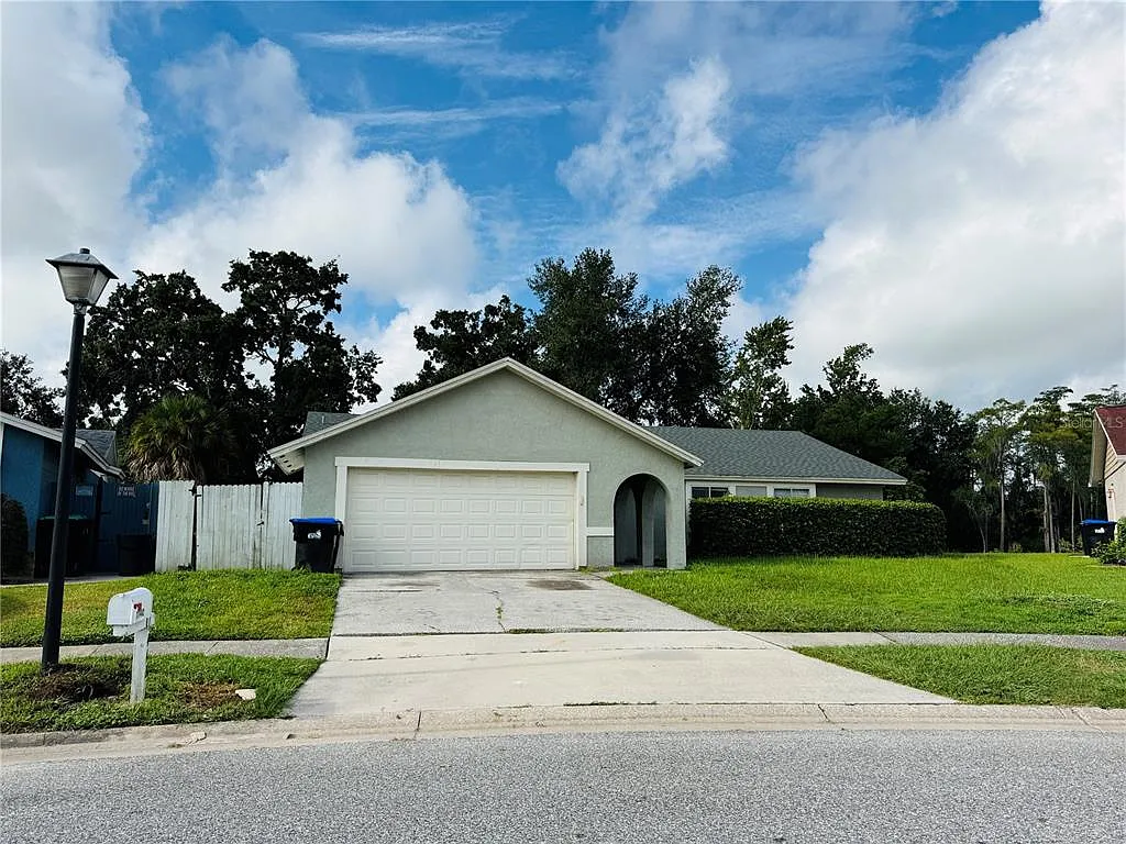 4 bed, 2.0 bath, 1640 sqft, $1,800 — Photo 2