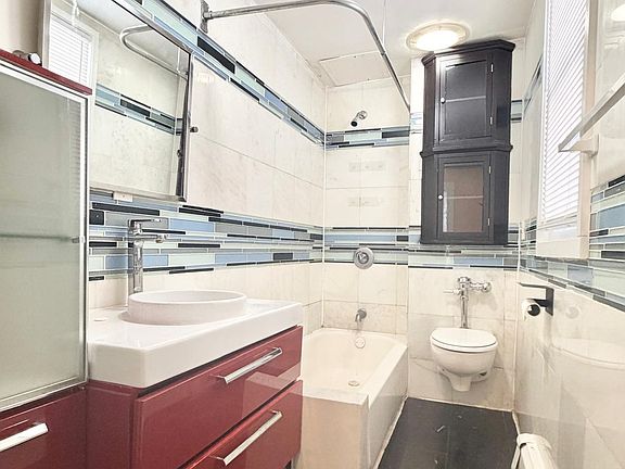 4th image of 371 Norton St #1