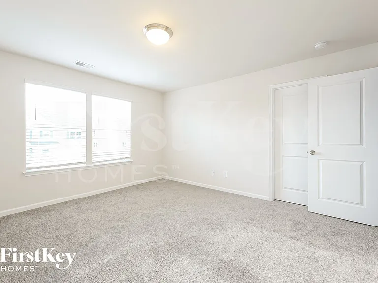 513 Hillpark Ln — Photo 12