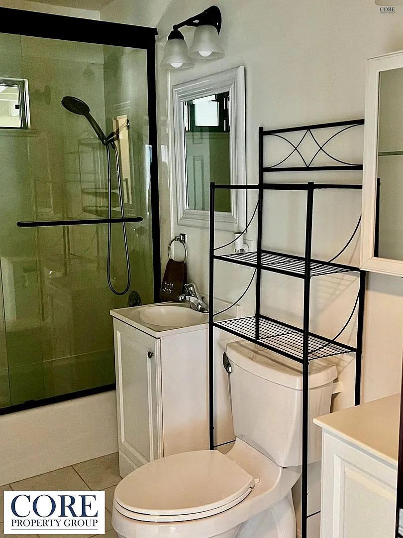 Hidden Gem with Views! 2 bedroom, 1 bathroom — Photo 1