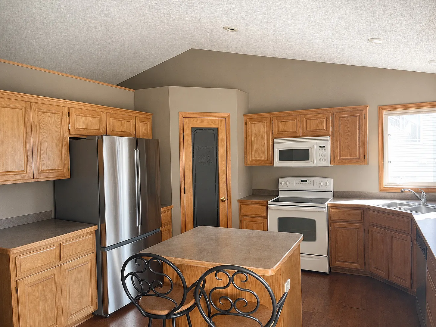 5 bed, 2800 sqft, $2,850 — Photo 1