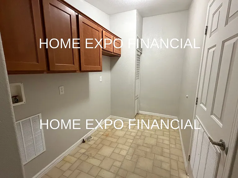 26590 Franklin Ave — Photo 31