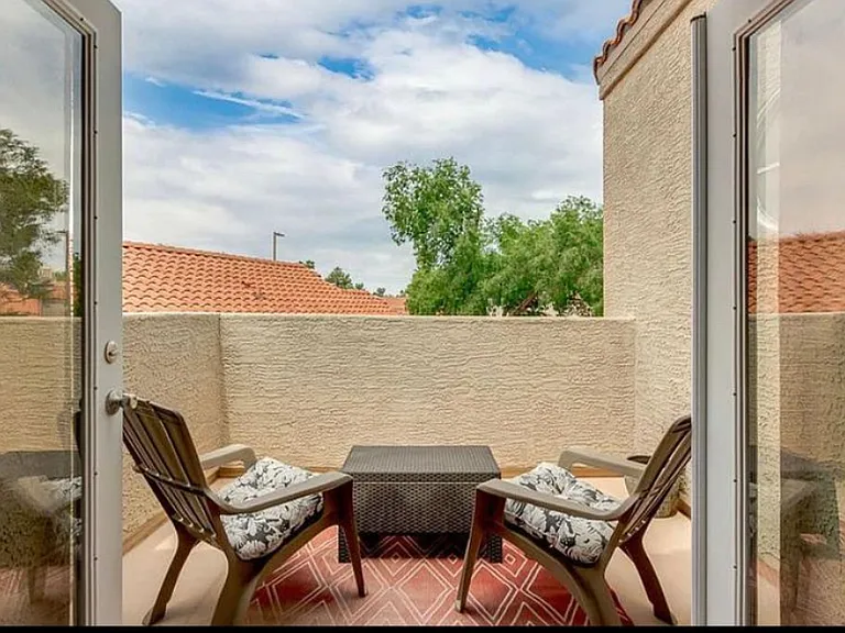 4021 E Altadena Ave — Photo 2