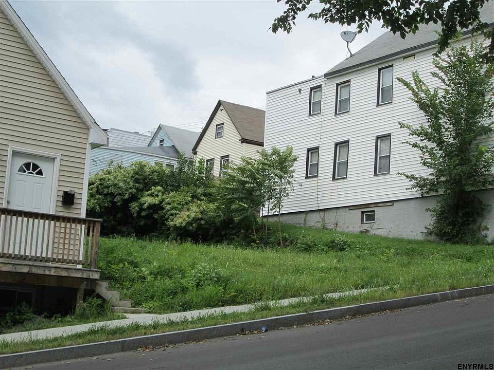 2nd image of 11 Pine St
